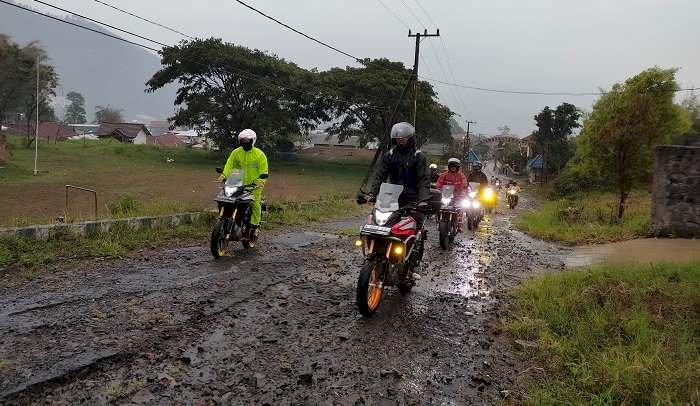 Agar Selalu #Cari_Aman di Musim Hujan,  Berikut Tips Memilih dan Memakai Jas Hujan yang Benar