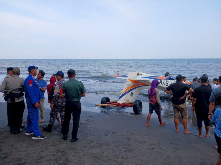 Pesawat Latih API Banyuwangi Jatuh di Pantai Gumuk Kantong