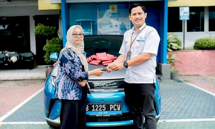 Program Gelegar PLN Mobile 2024, PLN Serahkan Hadiah Utama Mobil Listrik BYD