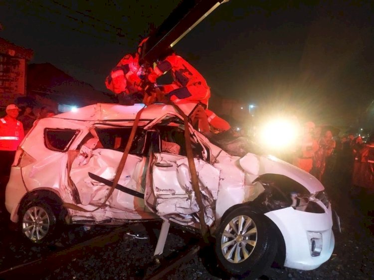 Mau Pengajian, Ertiga Terobos Palang Pintu dan Tertabrak KA