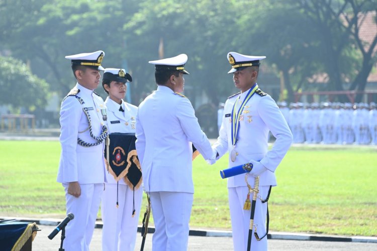 Kasal Resmi Lantik 201 Siswa Diktukpa TNI AL