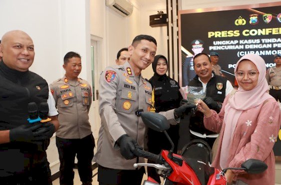 Pelaku Curanmor Ditangkap, Kapolres Ponorogo Kembalikan Motor Milik Korban