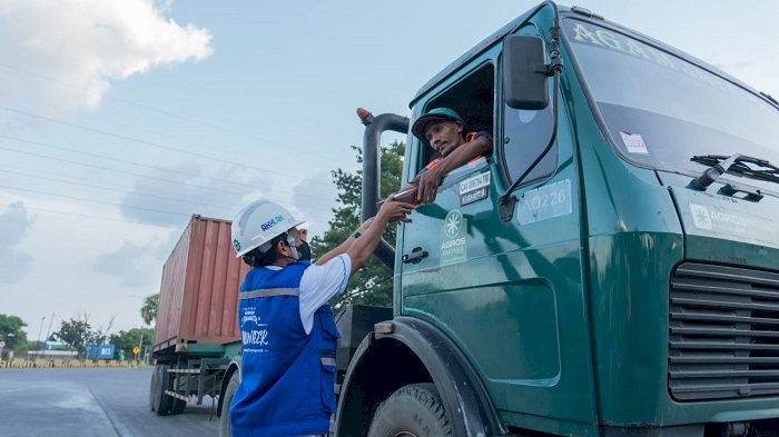 TPS Bagikan Takjil kepada Pengemudi Truk Selama Ramadan