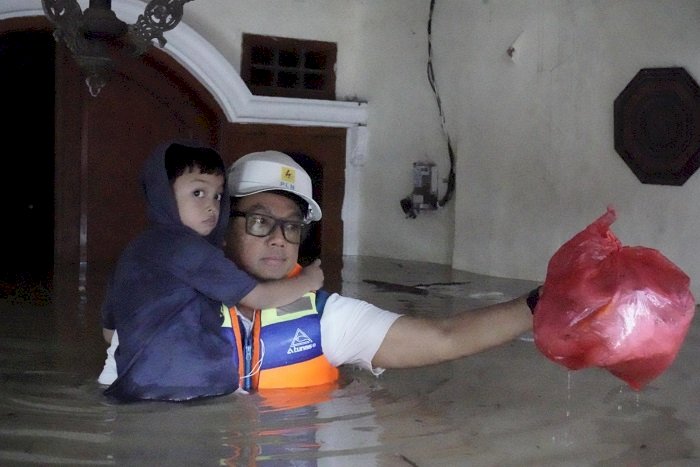 PLN Kontrol Keamanan Kelistrikan, Bantu Evakuasi Warga di Tengah Banjir Bekasi