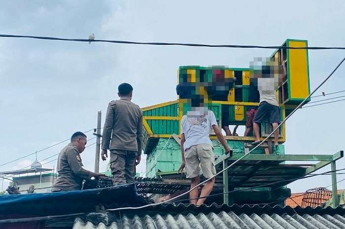 Antisipasi Ajang Perjudian, Satpol PP Surabaya Bongkar Tujuh Bekupon di Gubeng Masjid