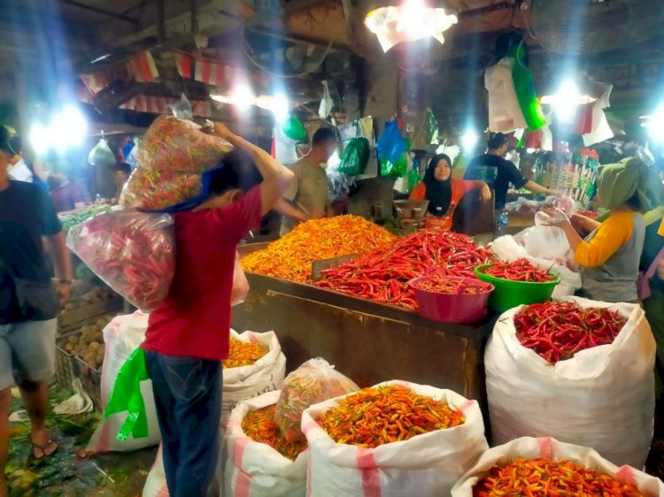 Pasokan Bahan Pokok di Pasar Keputran Utara Aman