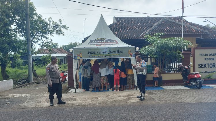 Sambut Ramadhan, Polsek Sukorejo Ponorogo gelar Bazar Murah