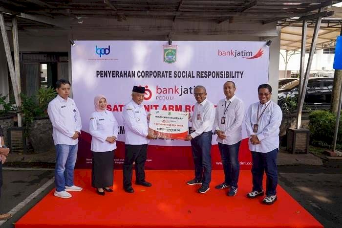 Bank Jatim Serahkan CSR Arm Roll Truck ke Pemkab Malang