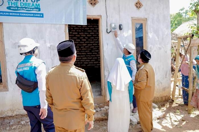 Berkah Ramadan,  PLN Sambung Listrik Serentak 270 Masyarakat Pra Sejahtera Jawa Timur