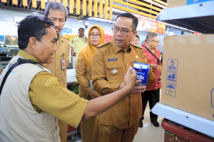 Jelang Lebaran, Wali Kota Aminuddin Sidak Mamin Kadaluarsa